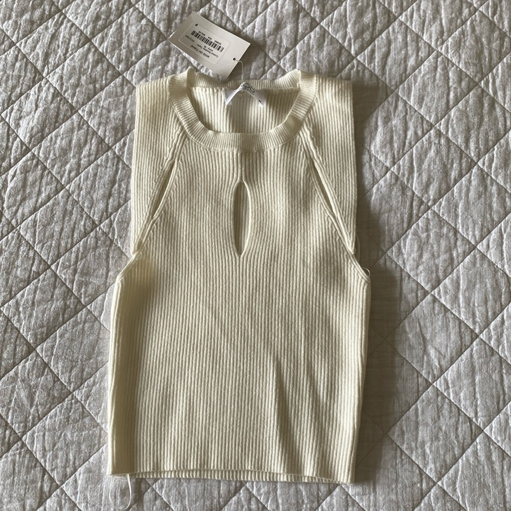 Cutout crop sweater tank (m)